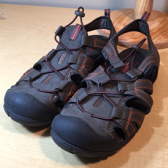 mens closed toe sandals size 13